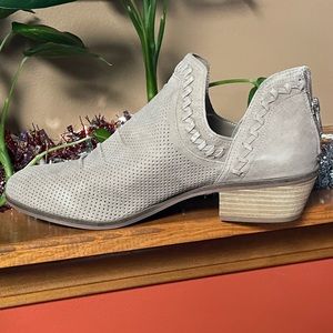 VINCE CAMUTO PERFORATED SUEDE ANKLE BOOTIE PALMINA WILD MUSHROOM. SIZE 11W.